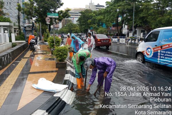 Petugas DPU Semarang Tetap Bekerja di Tengah Hujan, Pastikan Saluran Air Berfungsi Normal