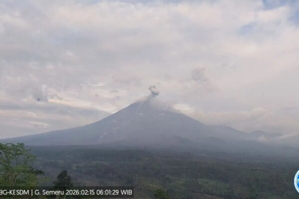 Gunung Semeru Kembali Erupsi, Awan Panas Meluncur hingga 6 Kilometer