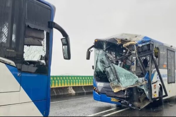Pengemudi Diduga Mengantuk, Dua Bus Transjakarta Tabrakan Frontal di Jalur Layang Koridor 13, 24 Orang Luka