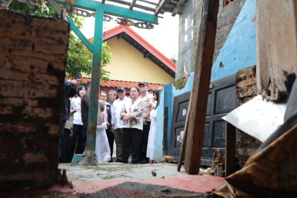 Wali Kota Agustina Tinjau Rumah Warga Terdampak Angin Kencang di Gisikdrono