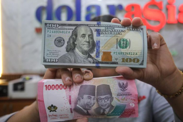 Dolar Makin Mahal, Rupiah Kini Tembus Level Rp18.100
